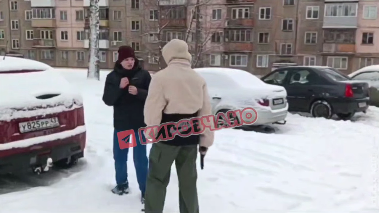 Главная картинка новости: Подростковая потасовка с 'оружием': в Кирове несовершеннолетний с пистолетом избил школьника