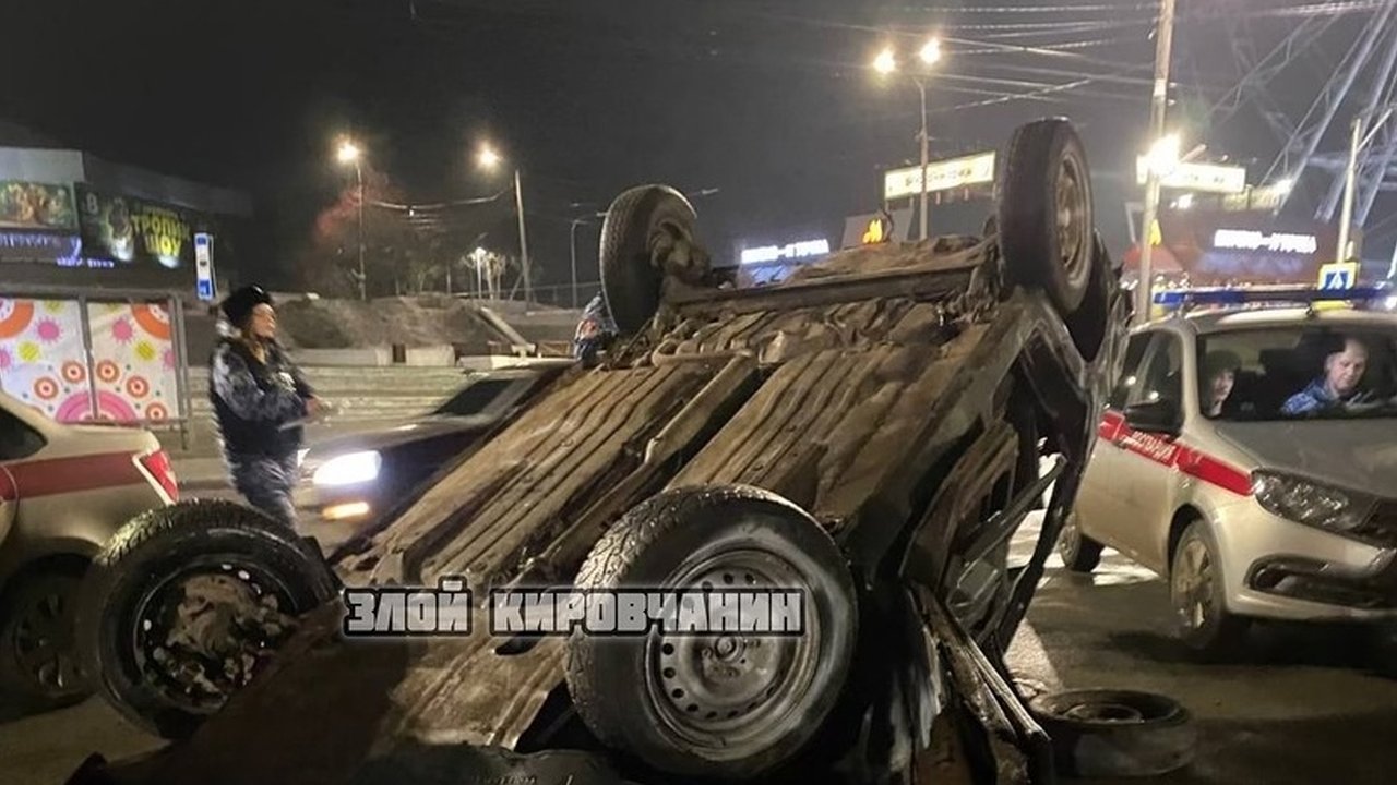 Главная картинка новости: Полиция Кирова задержала вандалов, крушивших автомобиль около цирка