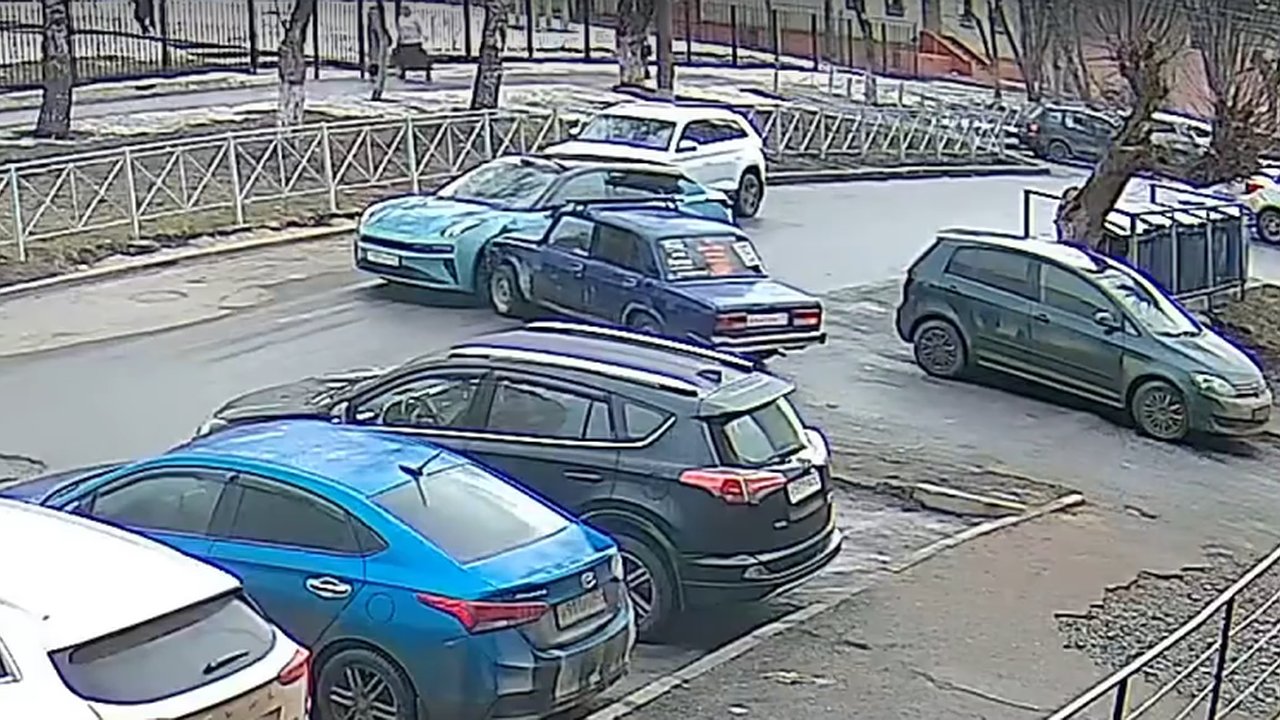 Главная картинка новости: В Кирове водитель "пятерки" протаранил 7 машин: нарушителя ищет полиция