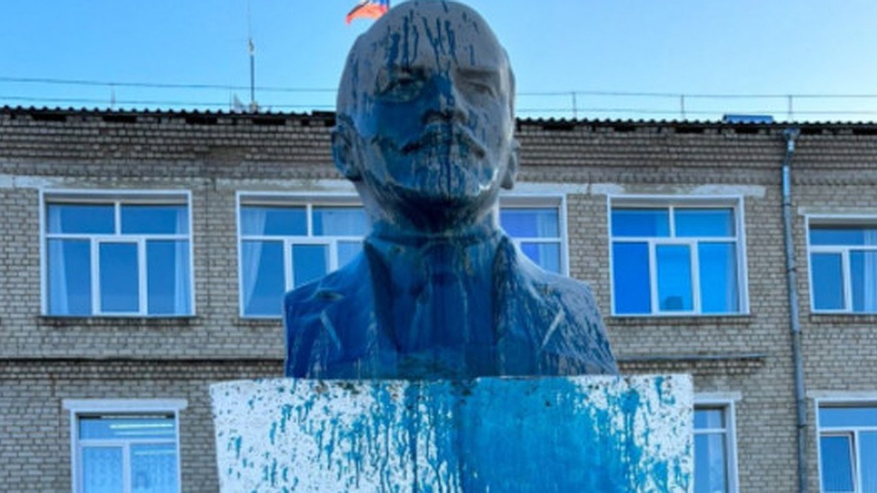 Главная картинка новости: В Юрье 62-летний вандал облил памятник Ленину зеленой краской