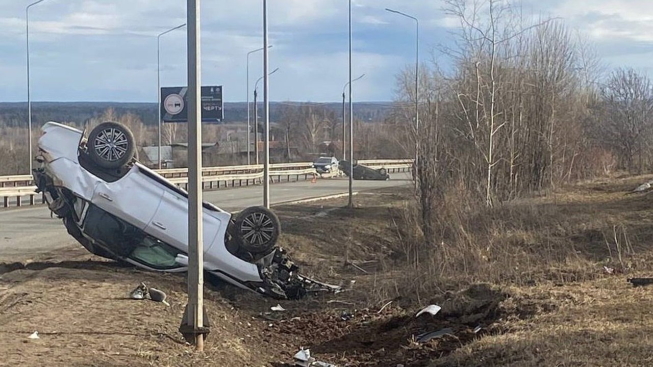 Главная картинка новости: В Кирове перед Новым мостом перевернулись две иномарки: в ГИБДД рассказали детали аварии