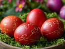 Свеклой и луковой шелухой давно не крашу: яркие, словно рубин, яйца на Пасху — никакого уксуса и заморочек