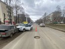 Дама вцепилась в руль: в Кирове на дороге произошла любовная драма, пострадали даже припаркованные авто