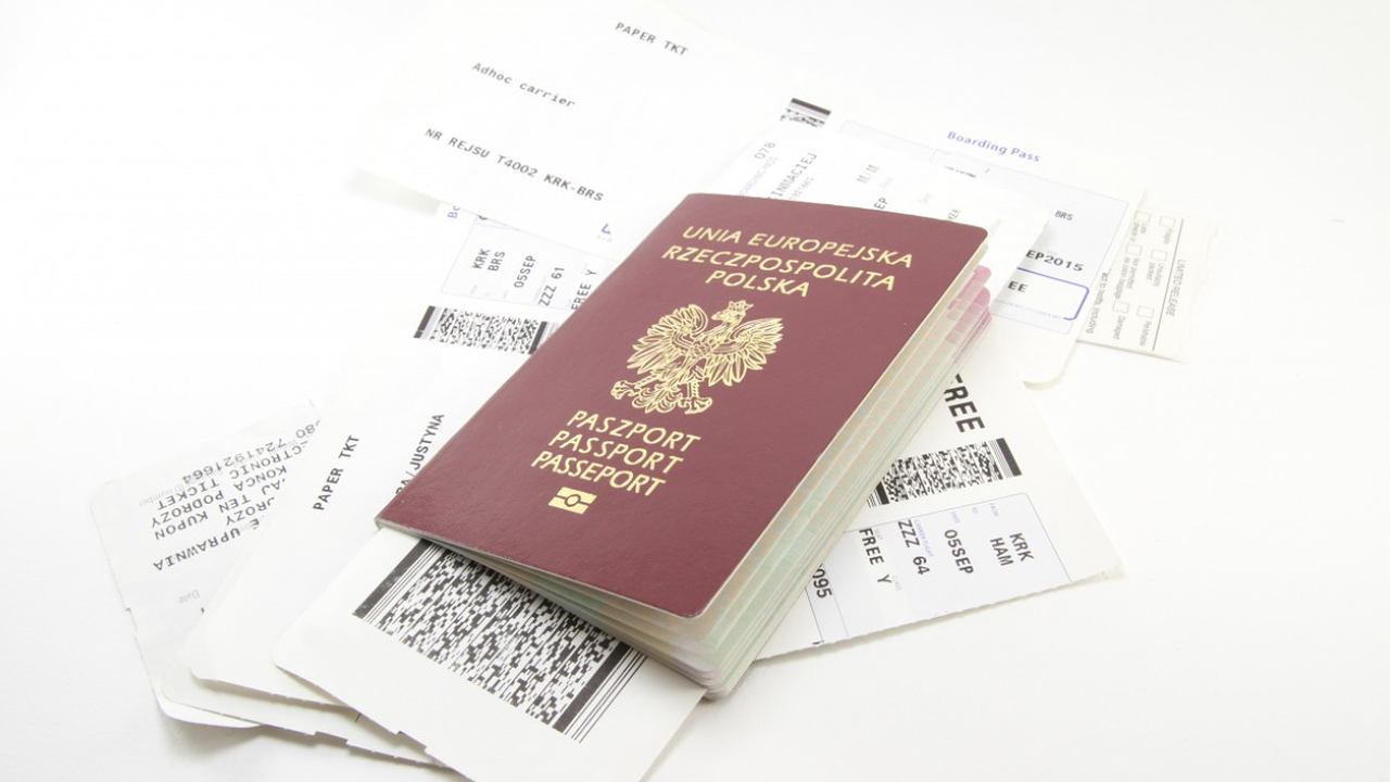 Главная картинка новости: С тамими загранниками выпрут из самолета вместе с пожитками: с 10 апреля загранпаспорта россиян начали признавать недействительными