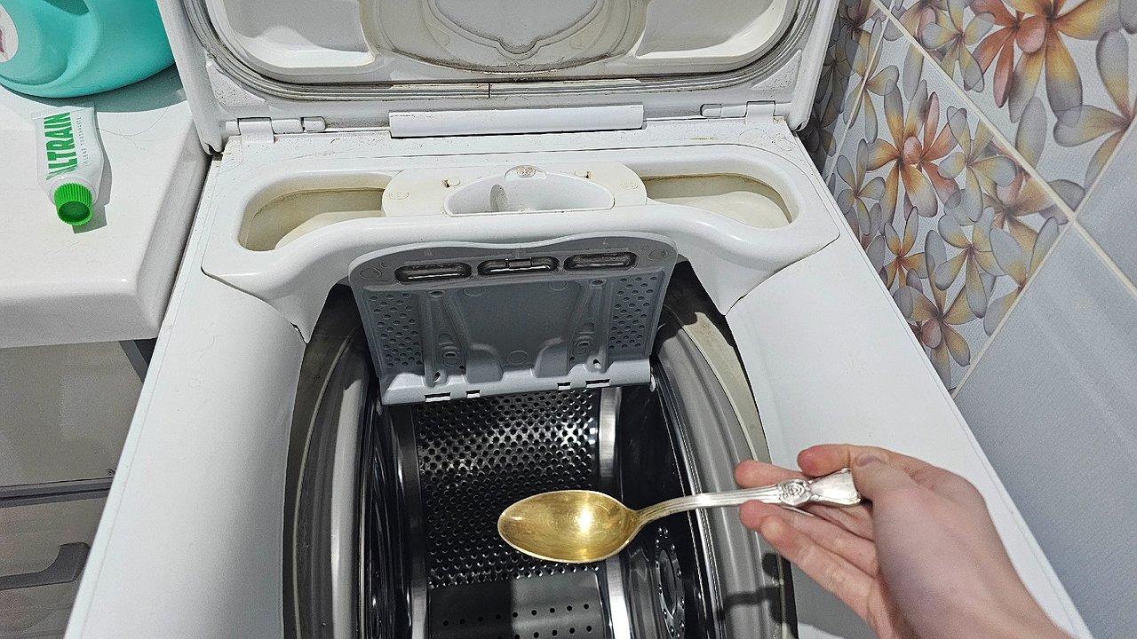 Главная картинка новости: Кладу ложку в стиральную машину при каждой стирке: невероятный лайфхак - никакого волшебства, только наука