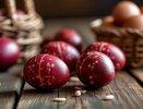 Свеклой и луковой шелухой давно не крашу: яркие, словно рубин, яйца на Пасху — без уксуса и заморочек