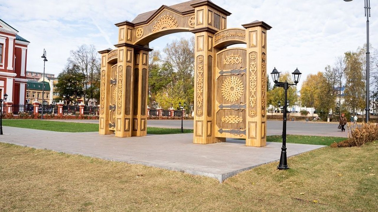 Главная картинка новости: В Кирове отремонтировали Ворота русского севера