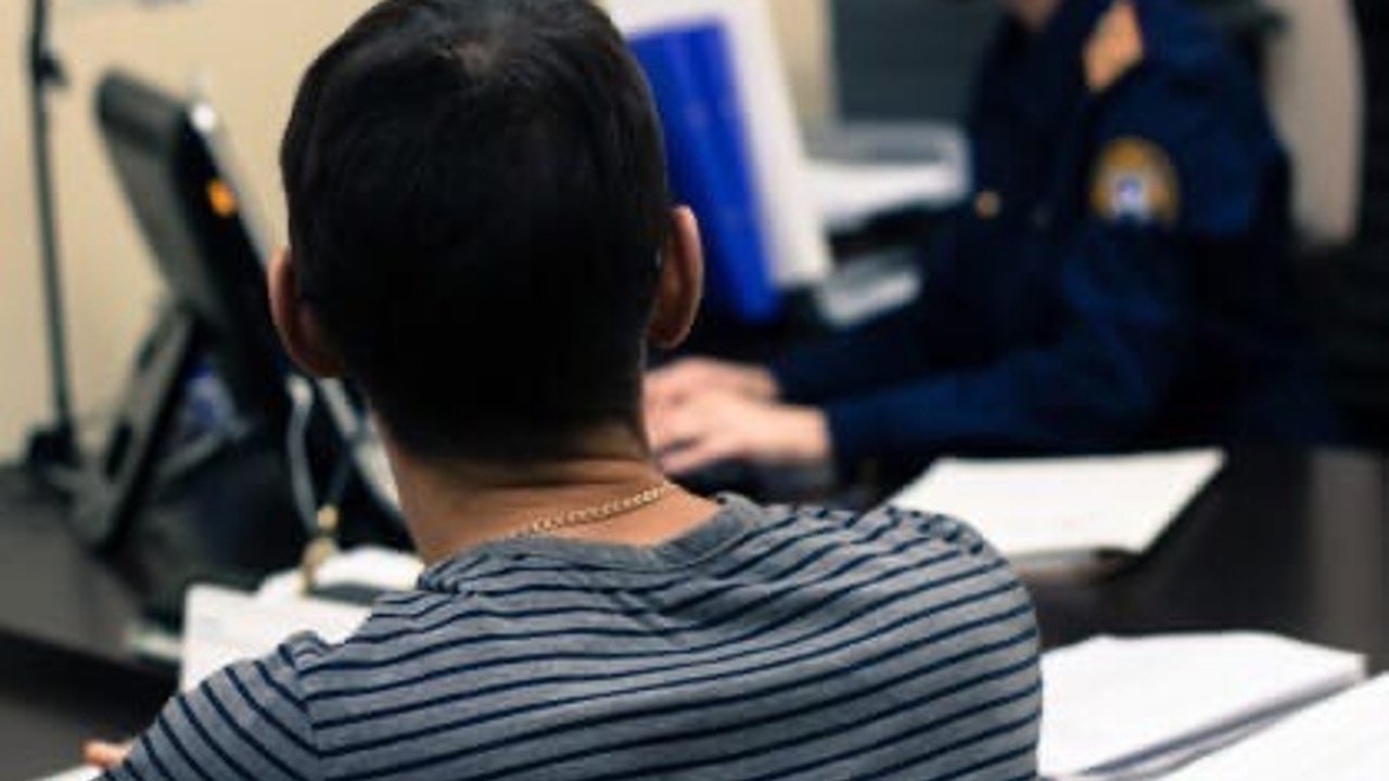 Главная картинка новости: Толкнул на пол и задушил: 35-летний мужчина расправился со своим отцом в Нововятском район