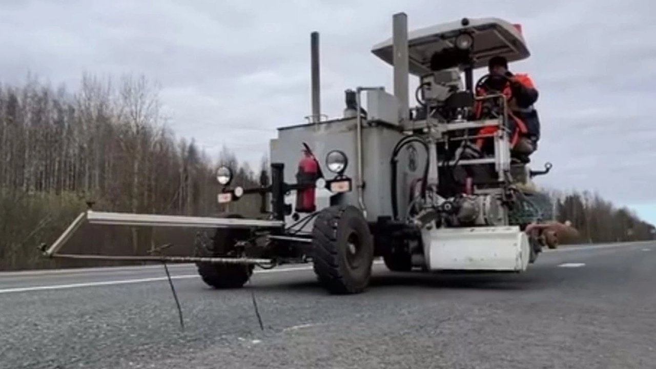 Главная картинка новости: В Кировской области обновляют дорожную разметку