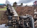 Экологи проверили воду после падения молоковоза в реку в Сунском районе