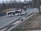 Появилось видео ДТП, где после удара об автобус "Приора" почти разломилась напополам в Кирове