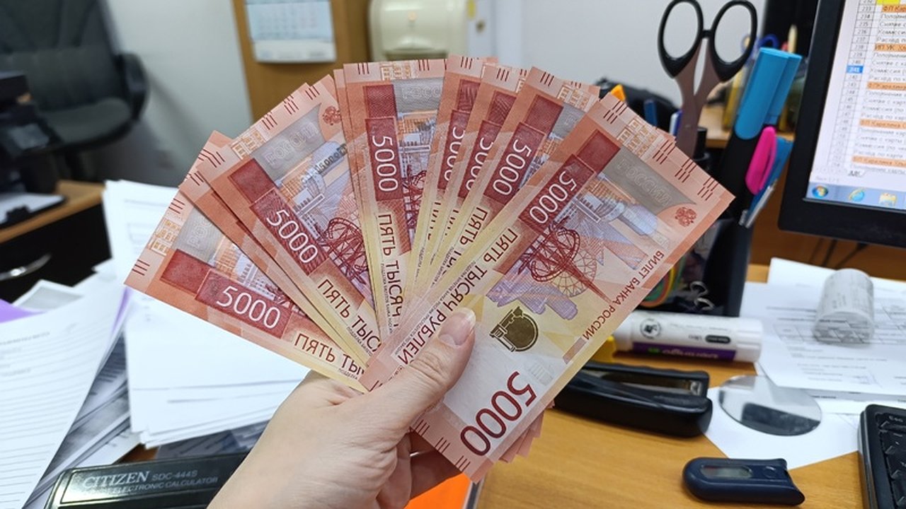 Главная картинка новости: Фальшивые рубли и доллары: как мошенники обманывают кировчан с помощью денег в 2025 году