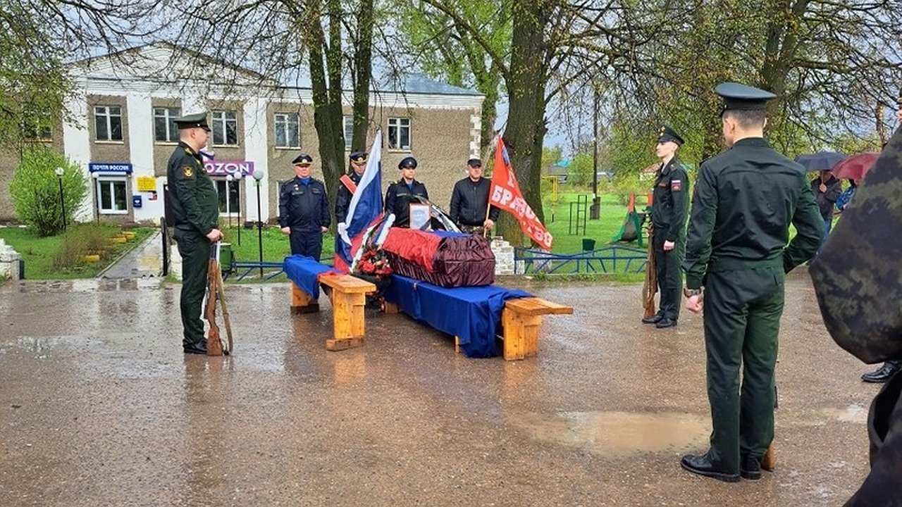 Главная картинка новости: В Рожкинском поселении простились с героем СВО, погибшим на Украине