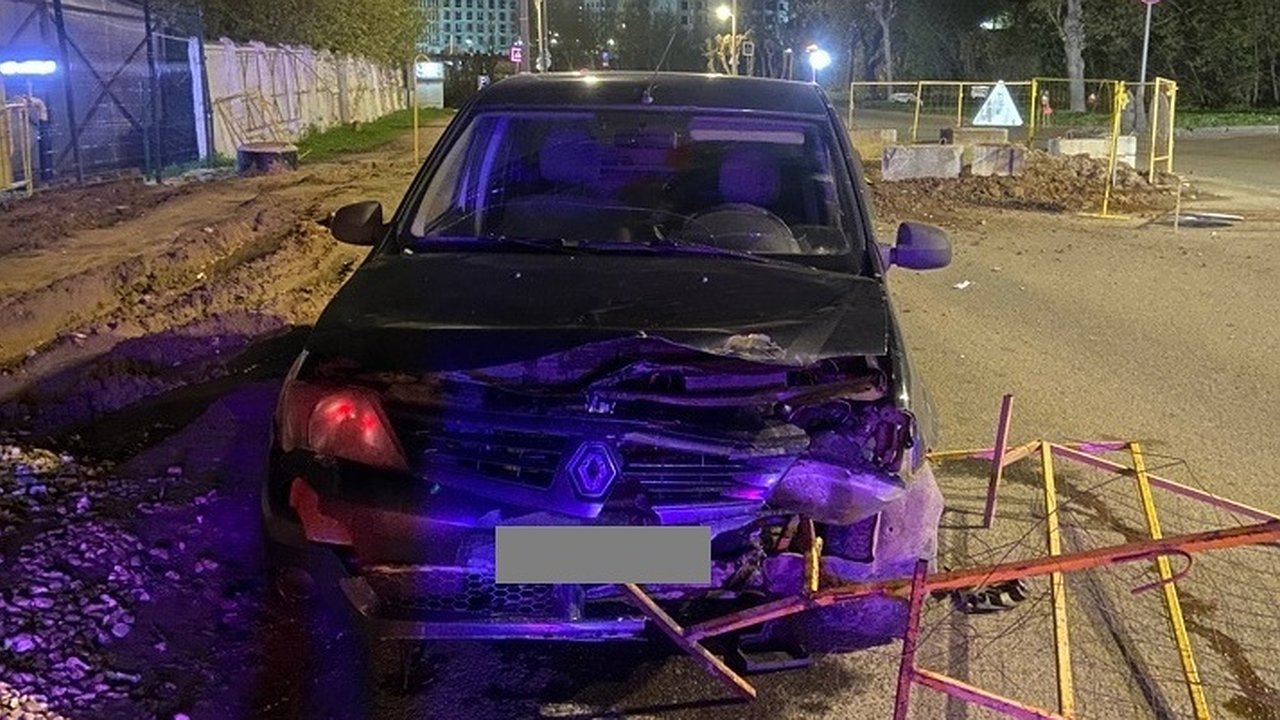 Главная картинка новости: В Кирове пьяный водитель на иномарке протаранил дорожное ограждение: есть пострадавшие