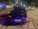В Кирове пьяный водитель на иномарке протаранил дорожное ограждение: есть пострадавшие