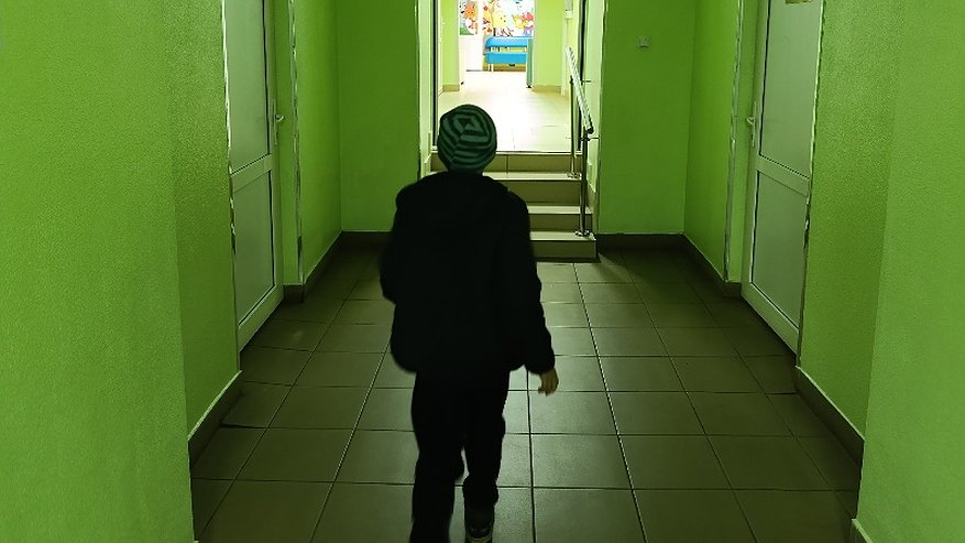 Главная картинка новости: Больше 110 детей-сирот в Кировской области устроили в семьи