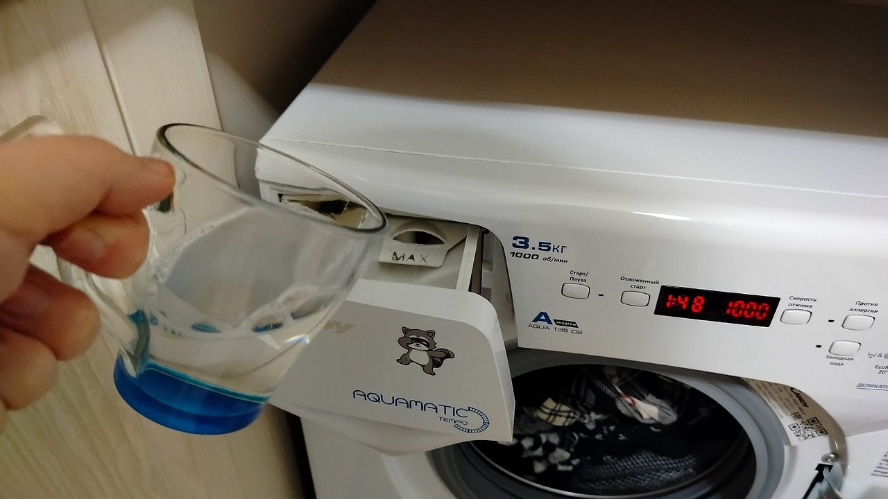 Главная картинка новости: Стакан при стирке — и вещи кипельно-белые: прачка раскрыла, что заливает в стиралку вместе с порошком — стоит копейки