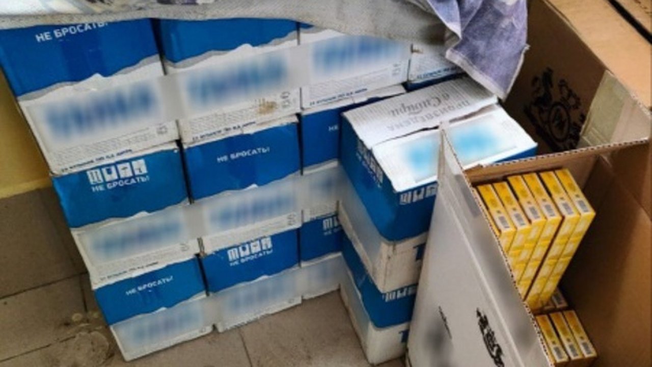 Главная картинка новости: У кировчанина изъяли контрафактный алкоголь и сигареты почти на 3 миллиона рублей