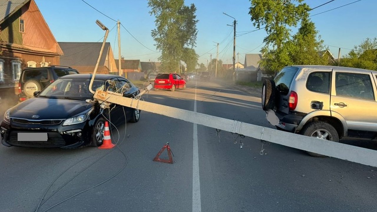 Главная картинка новости: Двойное ДТП в Коминтерне: "Шевроле Нива" врезалась в опору ЛЭП, которая обрушилась на другое авто