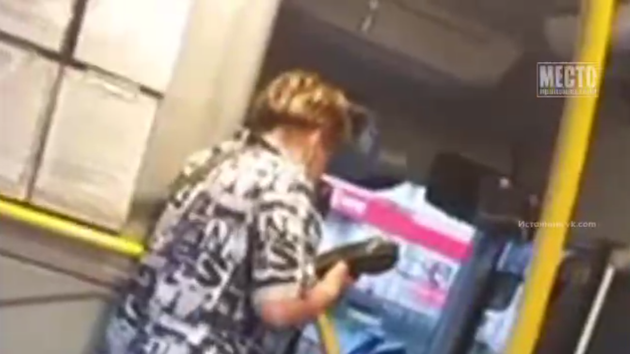 Главная картинка новости: В Кирово-Чепецке пассажир отказался платить за проезд и ударил по лицу кондуктора