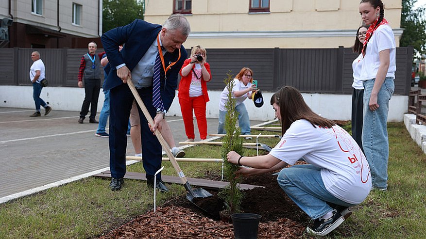 Главная картинка новости: В Кирове заложили первую космическую аллею