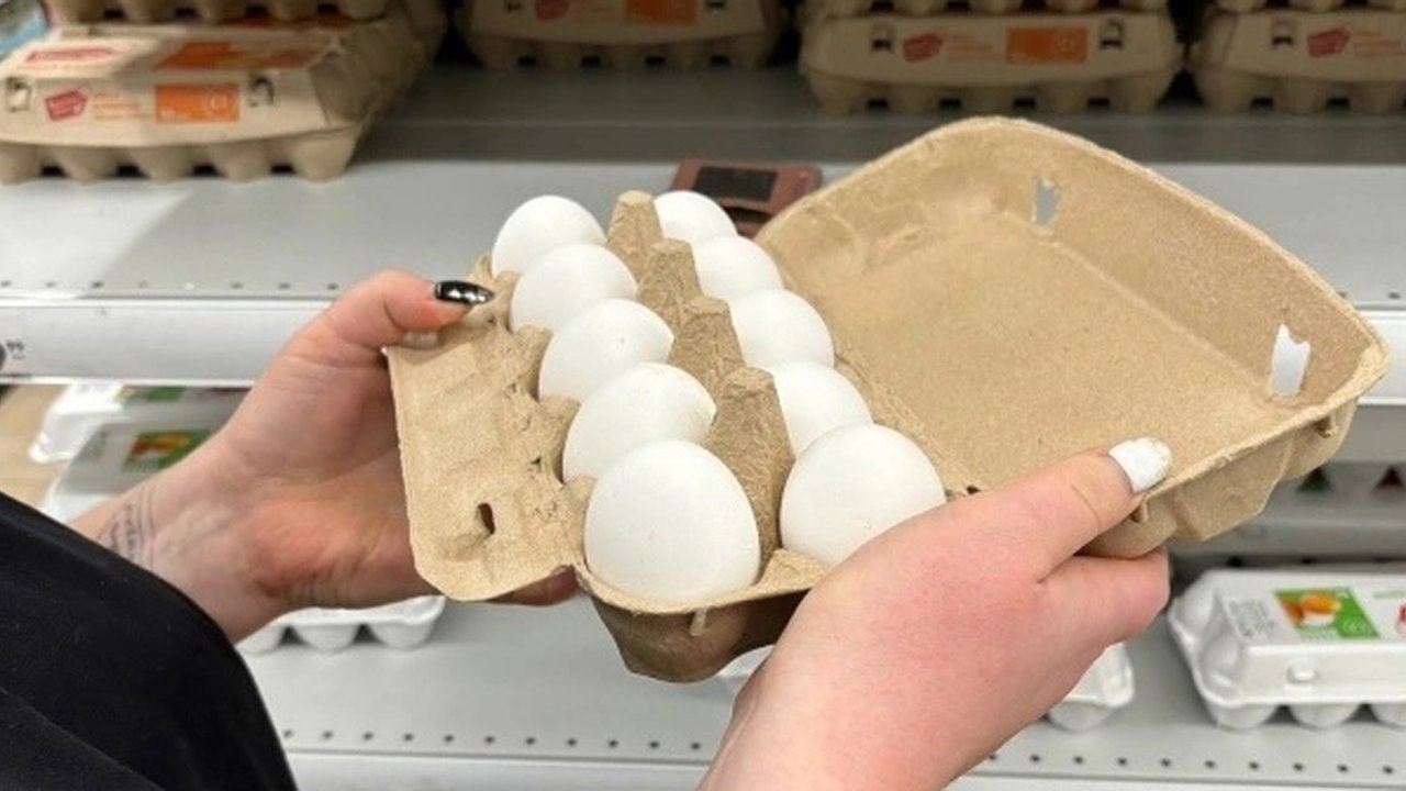 Главная картинка новости: Хитрые продавцы выбирают яйца себе домой только так: запоминайте 2 приема