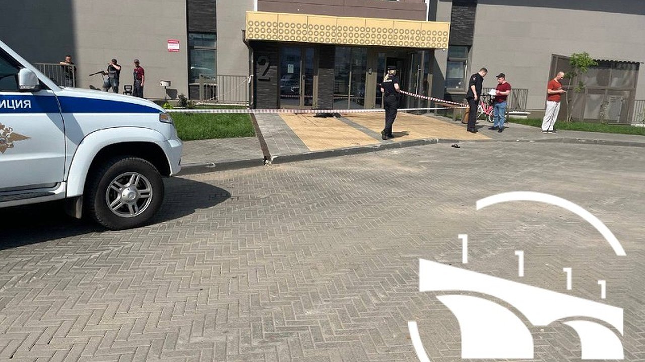 Главная картинка новости: В Кирове из многоэтажки на улице Потребкооперации выпал 41-летний мужчина