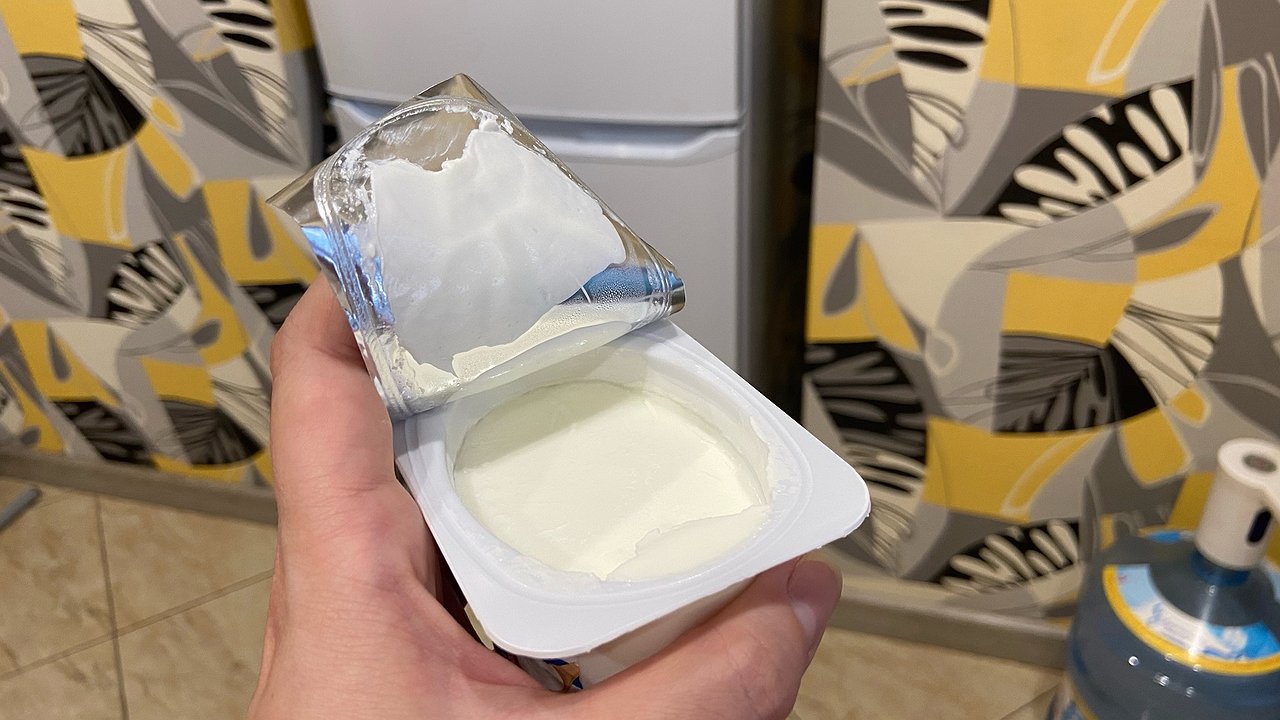 Главная картинка новости: Можно ли облизывать крышечки из фольги от йогурта: запомните это раз и навсегда