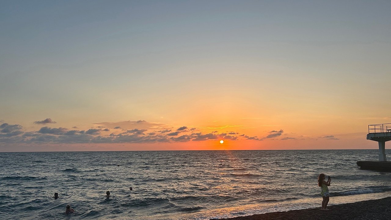 Главная картинка новости: Вы не были на Черном море, если не загорали на этих пляжах: песок мягкий как весеннее облако, вода чище слезы - идеал курортного отдыха