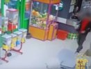 Грабеж средь бела дня: покупатель вынес из кировского магазина товар, не заплатив за него