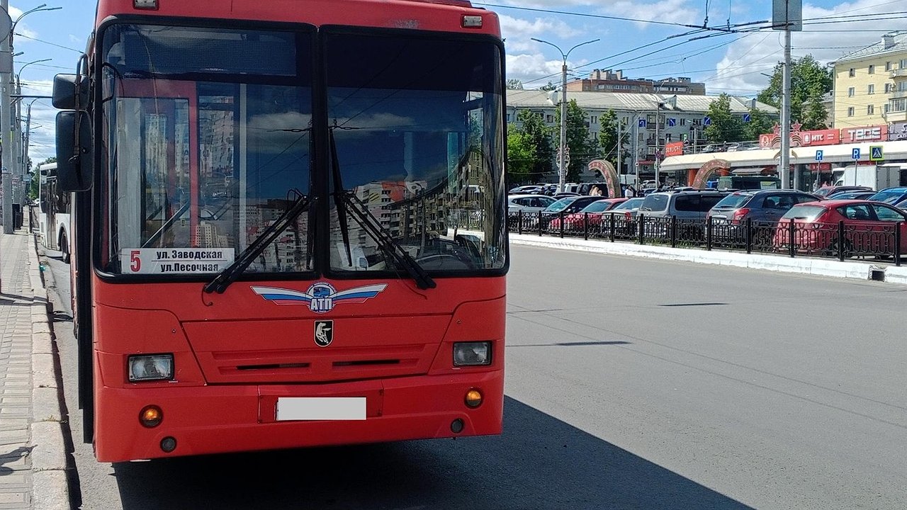 Главная картинка новости: В Кирове 61-летняя пассажирка упала в салоне автобуса