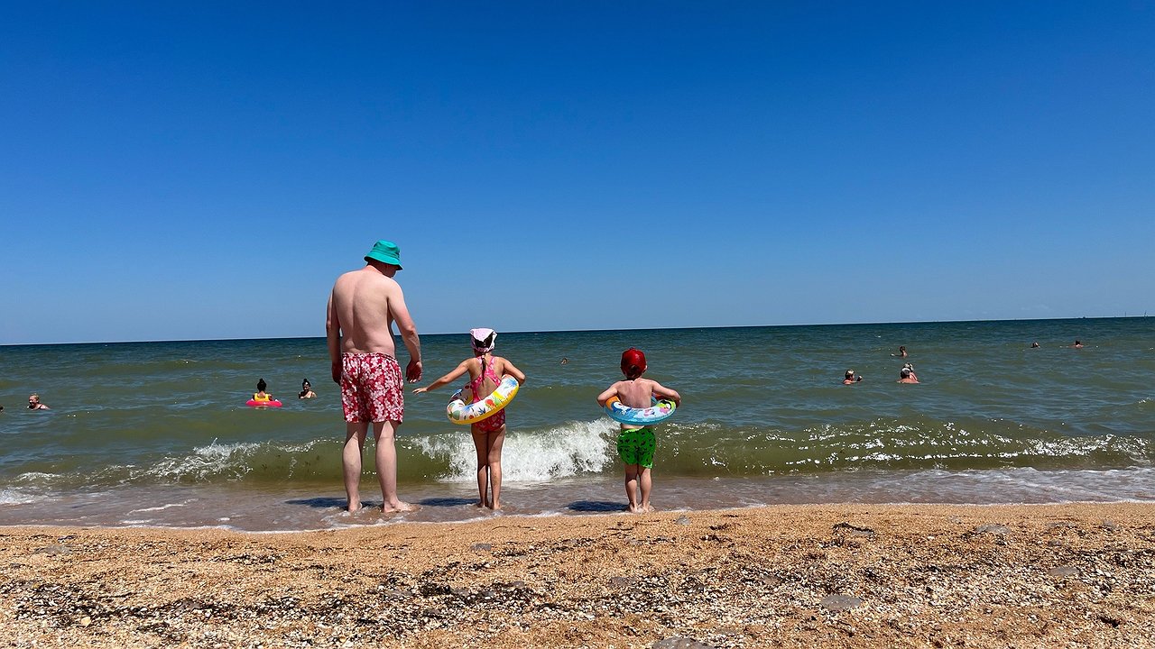 Главная картинка новости: Купаться невозможно, люди просто сидят на берегу: Черное море преподнесло жуткий сюрприз отдыхающим