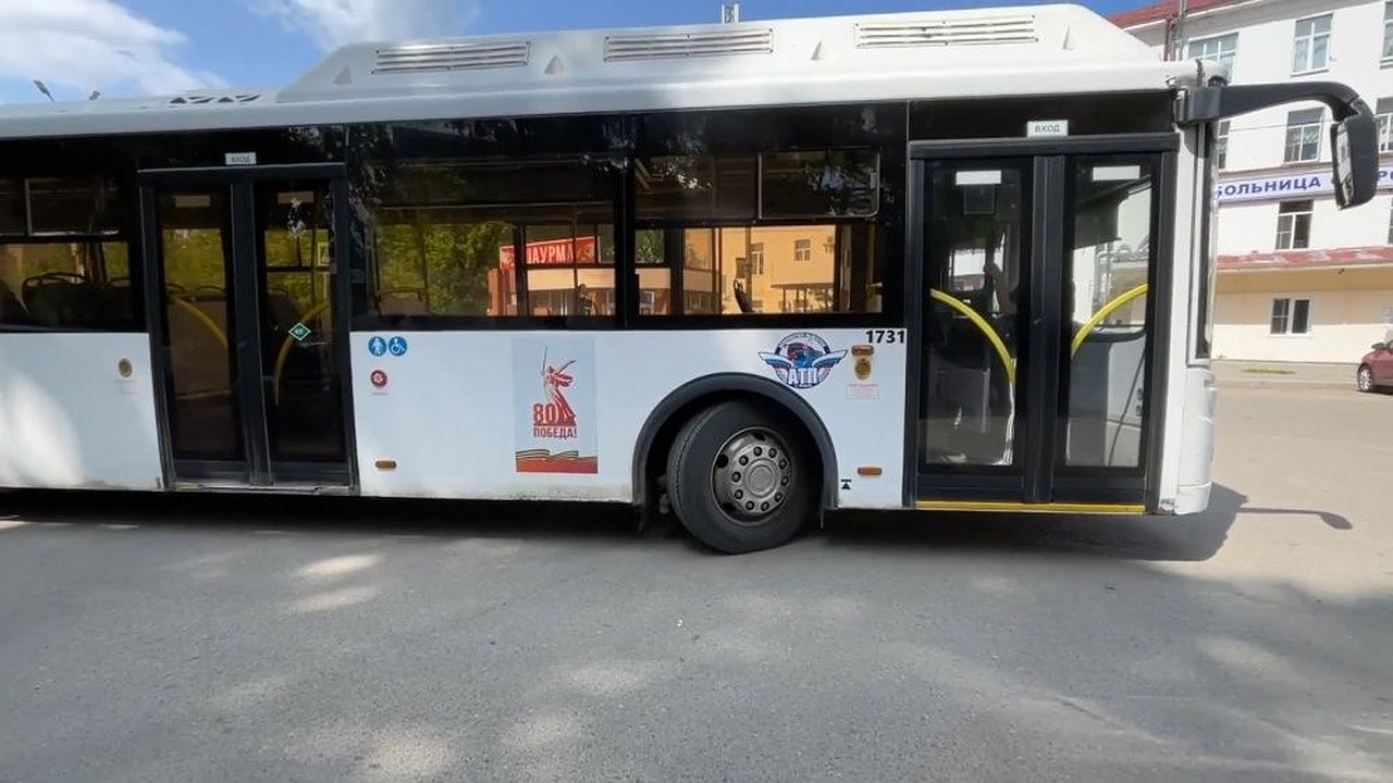 Главная картинка новости: В Кирове камень из-под колес машины разбил стекло в троллейбусе