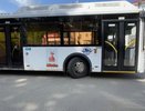 В Кирове камень из-под колес машины разбил стекло в троллейбусе