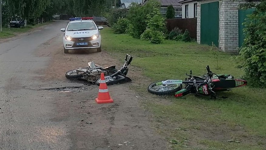 Главная картинка новости: Под Кировом столкнулись два мотоциклиста: что известно о последствиях ДТП