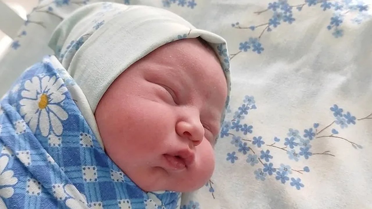 Главная картинка новости: «Испрошенный у Бога»: в Свечинском районе родители назвали ребенка именем с глубоким и богатым прошлым