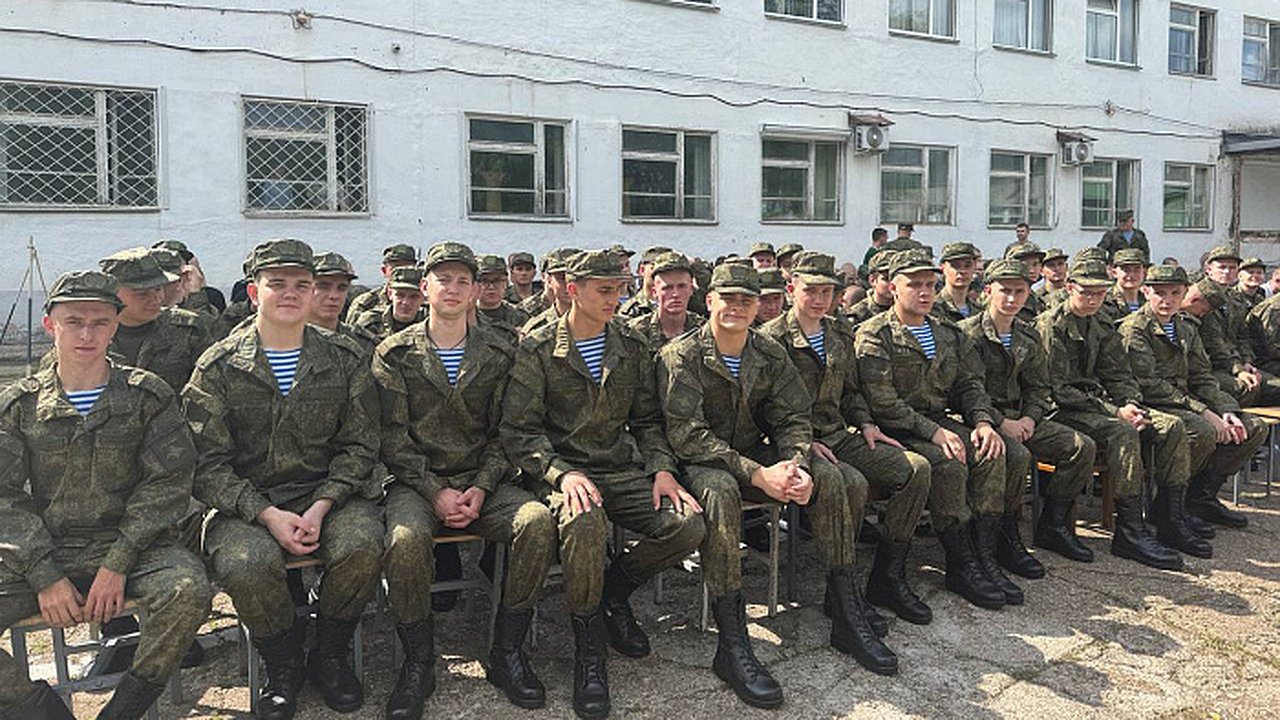 Главная картинка новости: 70 кировских призывников отправились на военную службу в элитные войска