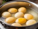Почему яйца после варки нельзя класть в холодную воду. Запомните раз и навсегда