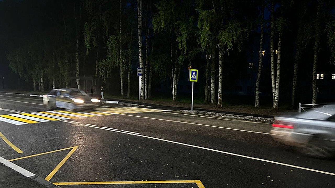 Главная картинка новости: В Кирове на дорогах к аэропорту «Победилово» устанавливают световую дорожную разметку