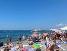 Купаться невозможно, люди сидят на берегу: Черное море преподнесло неприятный сюрприз туристам