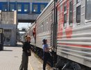 Села на ступени и отказалась уходить: женщина через полицию добилась посадки в поезд