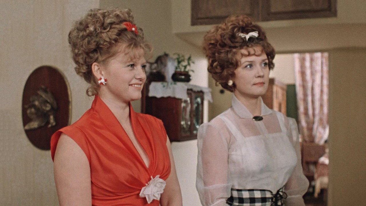 Главная картинка новости: Сейчас это выглядит дико, а раньше было нормой: 10 необычных привычек советских женщин