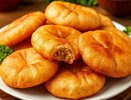 Смешиваю стакан кефира и фарш: на выходе получаю гору вкуснейших ленивых беляшей