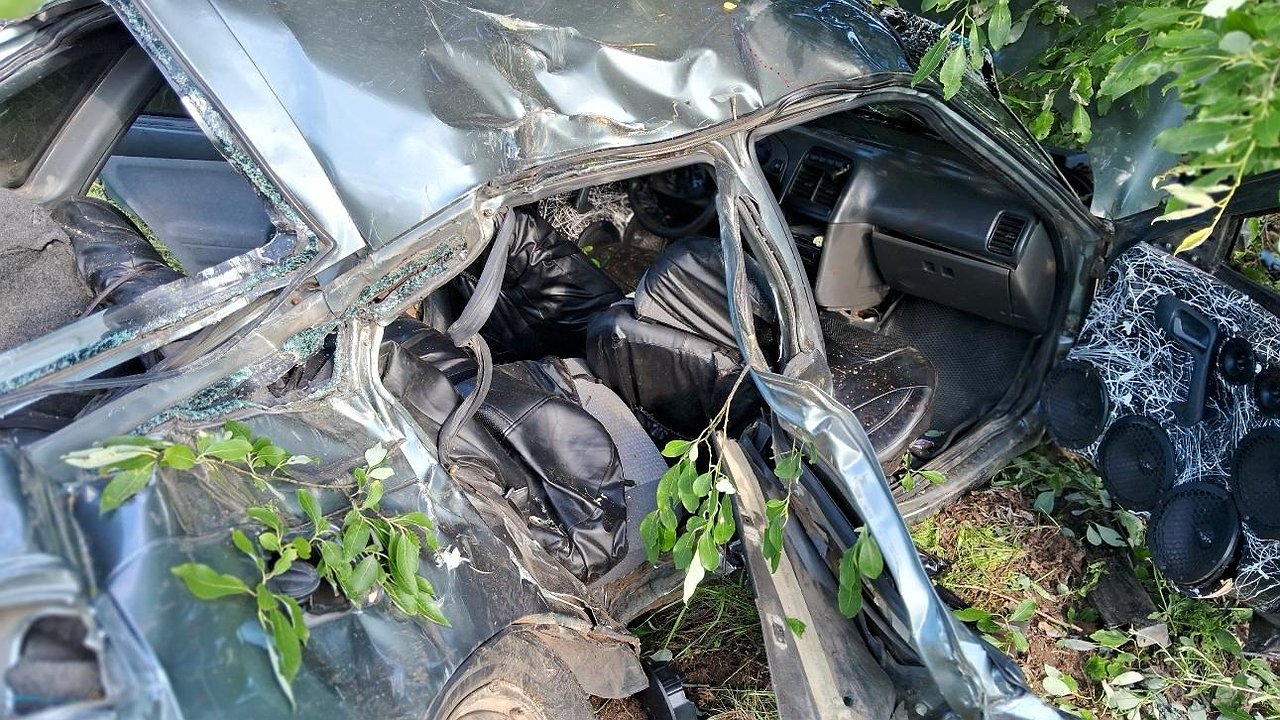 Главная картинка новости: Смертельное ДТП в Яранском районе: ВАЗ-2112 с пьяным водителем и двумя пассажирами вылетел в кювет