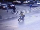 В Кирове разыскивают велосипедиста, который повредил Geely