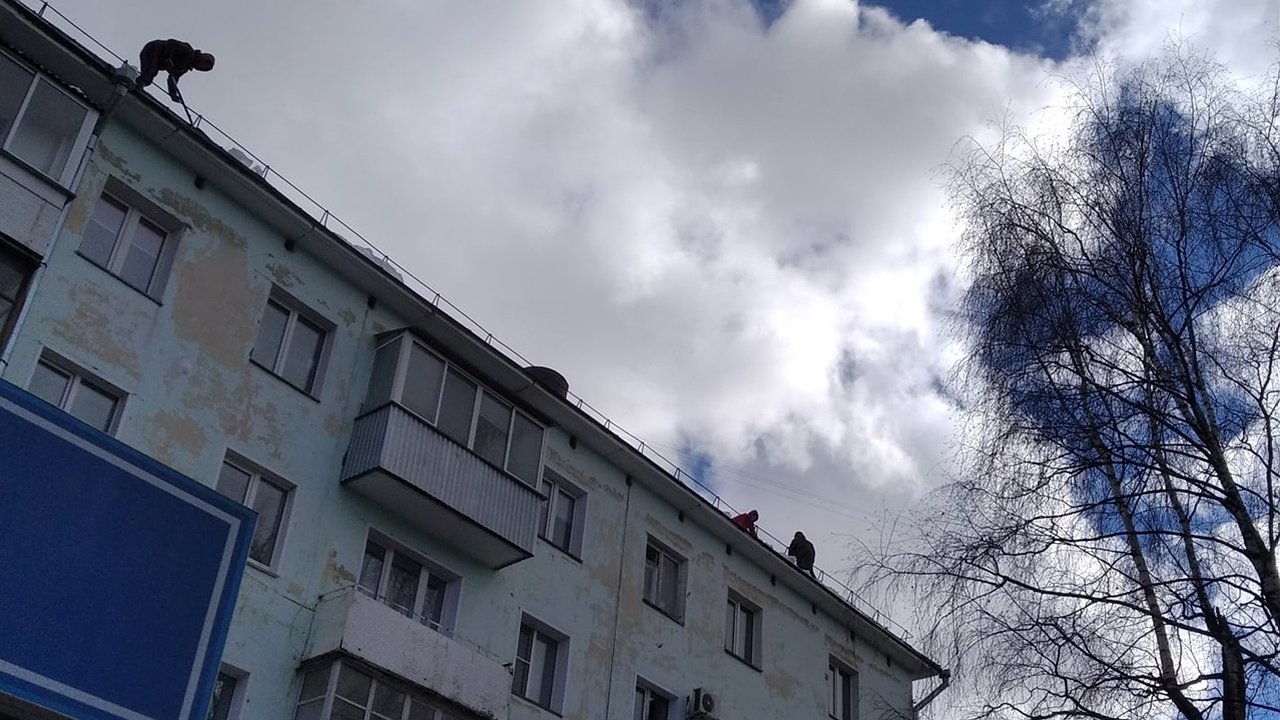 Главная картинка новости: В Кировской области 11-летняя школьница получит компенсацию за падение снега с крыши