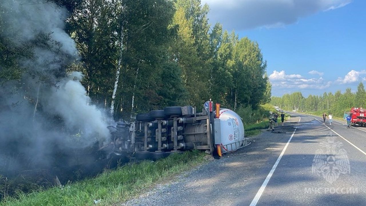Главная картинка новости: В Орловском районе грузовик загорелся после столкновения с трактором: есть пострадавшие