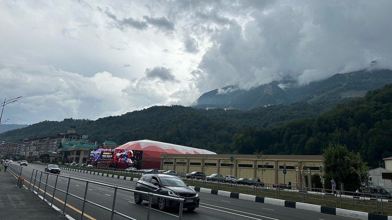 Главная картинка новости: "Жесть на абхазских дорогах: что творят местные у границы. Мы еле ноги домой унесли" - честный отзыв россиян про поездку в солнечную Абхазию