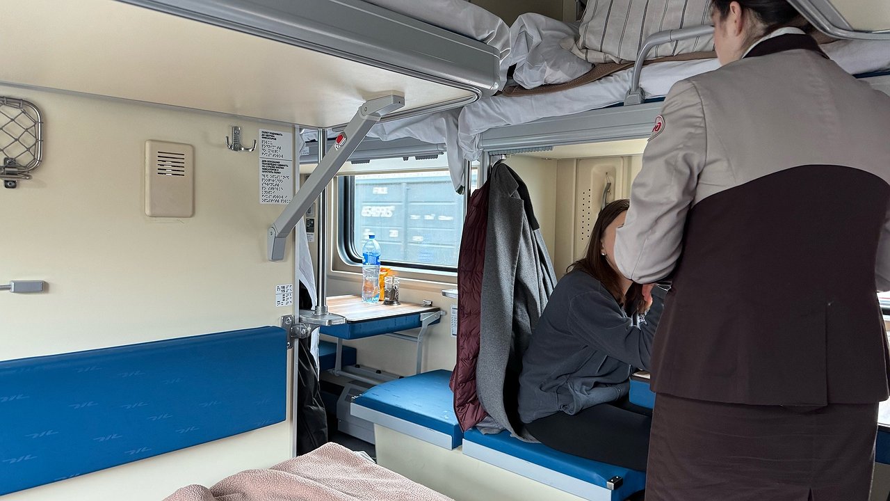 Главная картинка новости: Нет верхней полки - нет проблем: в РЖД одним махом решили давний конфликт за место у столика