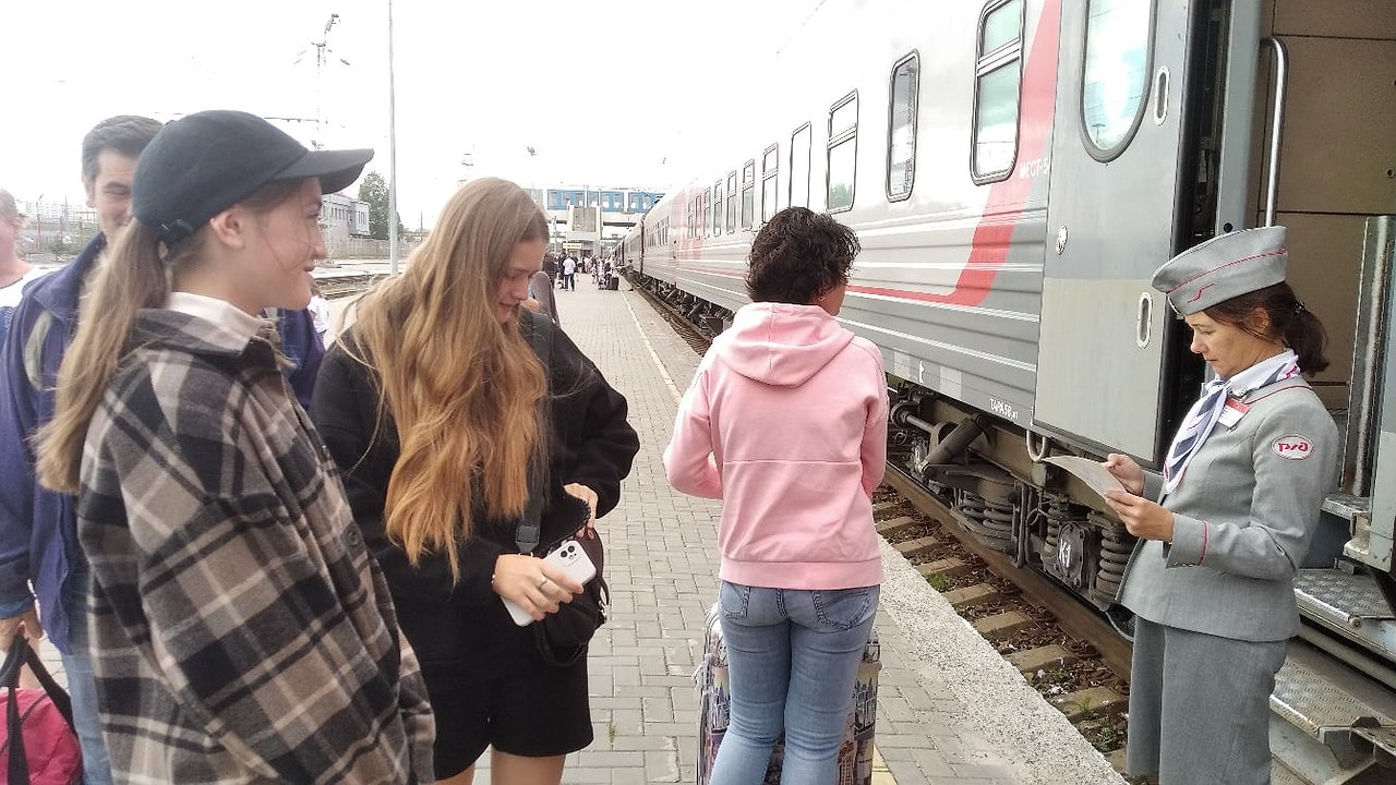 Главная картинка новости: Проводник поезда рассказал, почему не стоит покупать билеты в первый и последний вагоны поезда